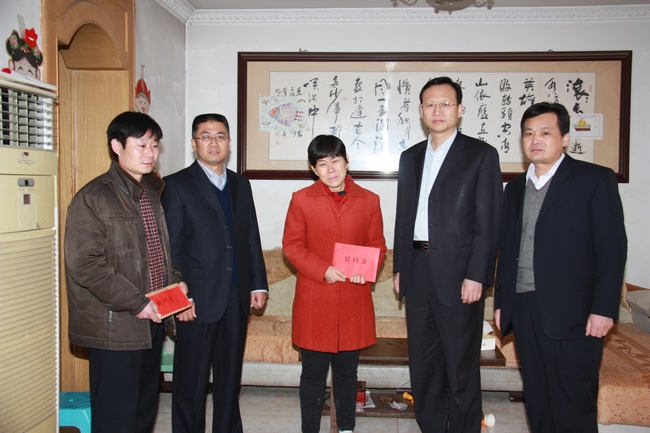 李合軍總經理看望慰問困難職工