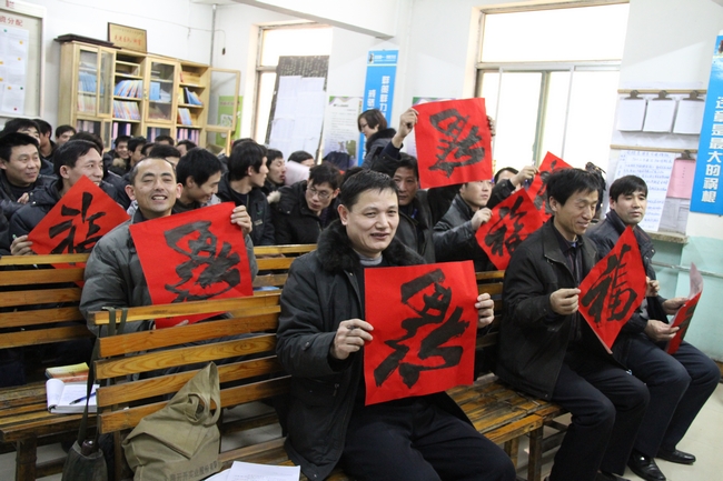 太平煤礦工會女工委開展“送福字到工區”活動