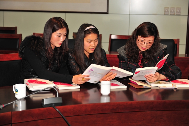 運河煤礦：工會女工委千冊圖書送基層