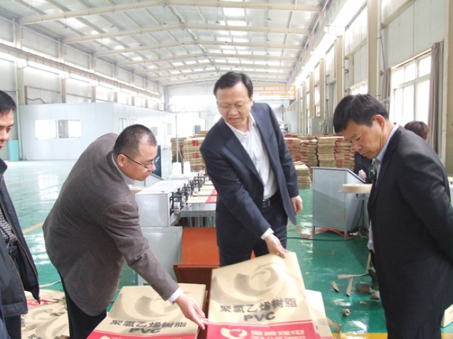 魯泰煤業公司總經理李合軍一行到人和經貿公司考察新上紙塑制袋項目