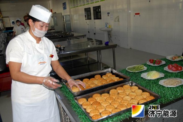 霄云煤礦自制月餅惠職工