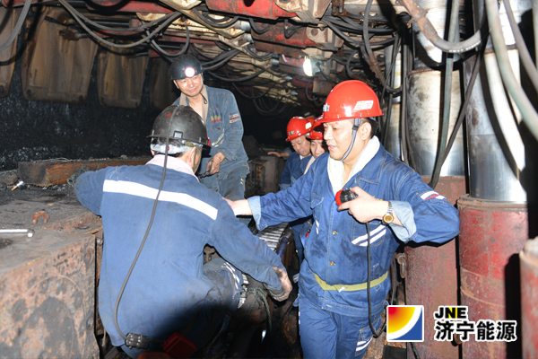 張廣宇國慶節日到霄云煤礦檢查慰問