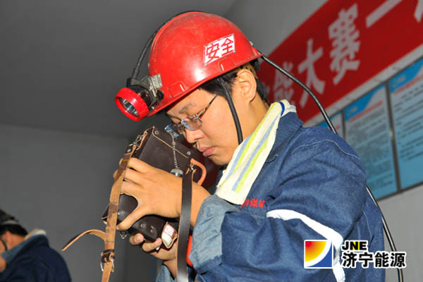 記濟礦集團2014年職工職業技能大賽一通三防技術一等獎獲得者運河煤礦通防科王勝利