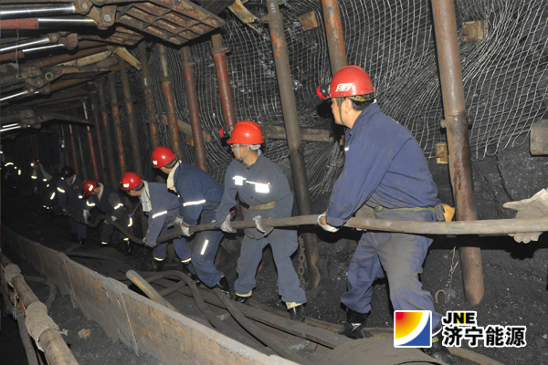 運河煤礦：科室人員下井義務勞動撤電纜