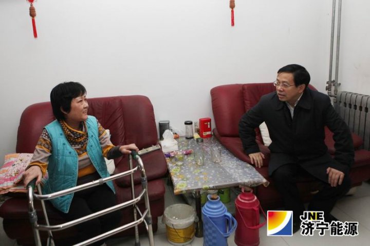 梅永紅到十八大代表潘興喜家走訪慰問