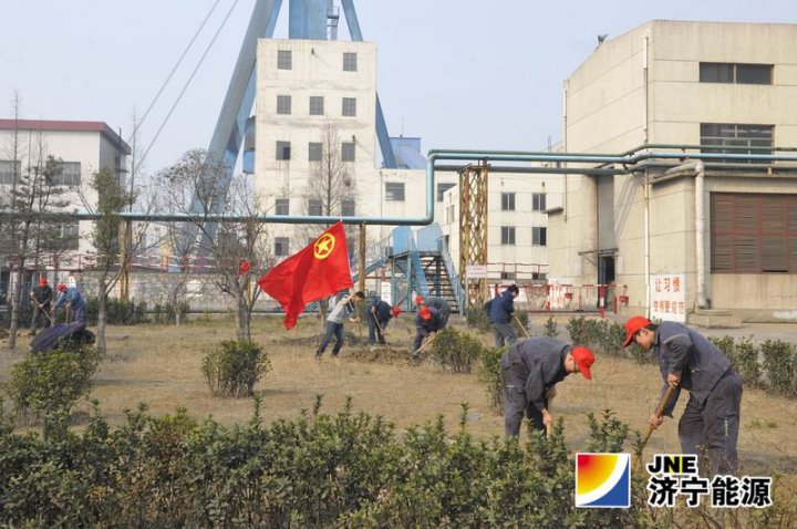 運河煤礦團委開展“綠色行動 美化環境”志愿服務活動