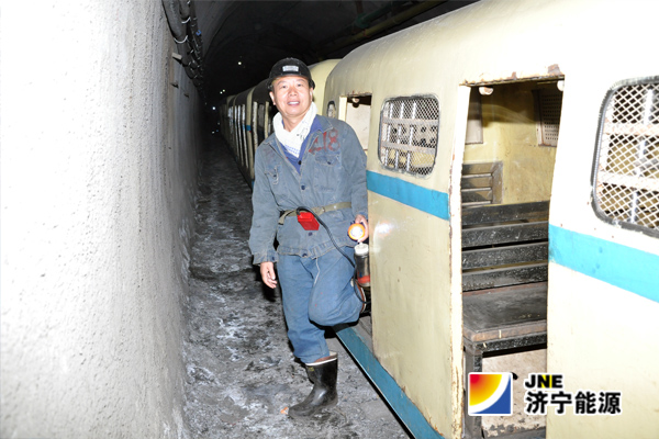 花園煤礦：東翼軌道大巷人車通行助生產