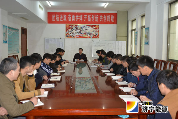 霄云煤礦：王召強參加綜采區隊支部組織生活會