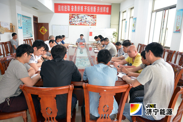 霄云煤礦：礦長參加采煤區隊“煤價再降50元，我們怎么辦？”大討論活動
