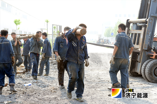 安居煤礦：五一期間對料場進行集中清理整治