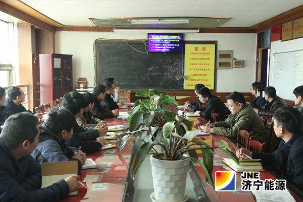義橋煤礦：組織觀看《違章作業害人害己》安全警示教育片