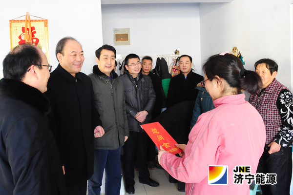 何錫明到運河煤礦困難職工家中走訪慰問