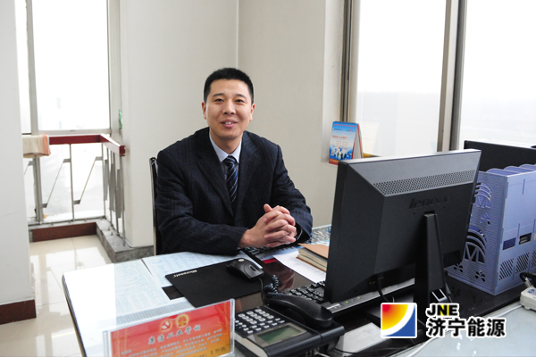記集團公司勞動模范、運河煤礦綜采一區區長兼書記王仰德