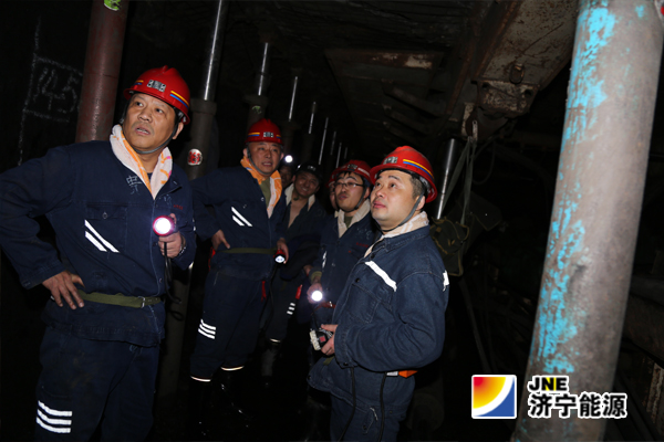 張廣宇在朱家峁煤礦檢查工作時指出：全面推廣機械化作業，最大限度地降低職工勞動強度