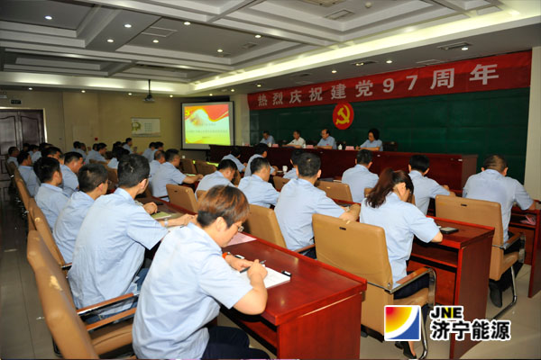 張學生帶領運河煤礦黨員重溫入黨誓詞