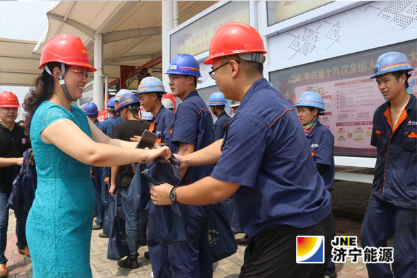 孟進到濟礦物流公司為一線職工“送清涼”濃濃關懷暖人心