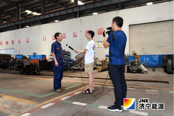 霄云煤礦職工、市急需中青年技師王坤獲金鄉縣電視臺采訪