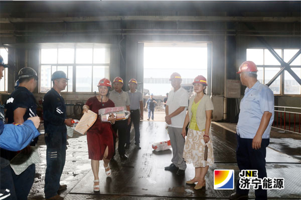 汶上縣副縣長韓晶到陽城煤電進行“夏送清涼”慰問
