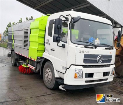 濟礦物流公司大型地面清掃車上崗作業