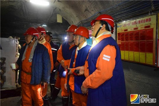 張學生帶隊到運河煤礦檢查驗收6304綜放工作面安裝工作