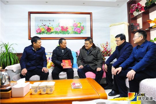 豐家雷春節前夕到集團公司困難黨員家中走訪慰問