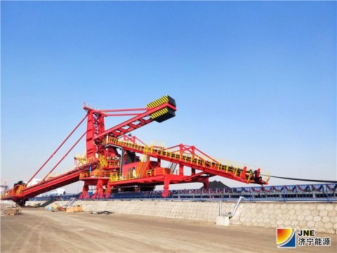 濟礦物流公司2#儲煤場堆取料機安裝完成