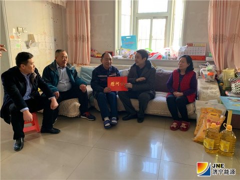虢洪增春節前夕到集團公司困難職工家中走訪慰問