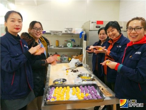 集團機關舉辦“包湯圓送祝福慶佳節”活動