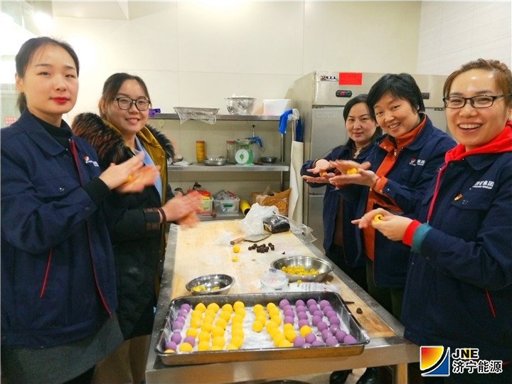 集團機關舉辦“包湯圓送祝福慶佳節”活動1.jpg