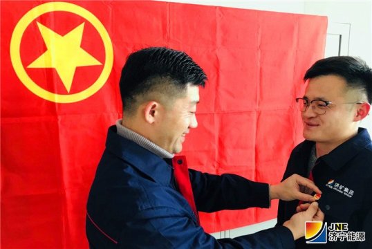 安居煤礦開展團員青年“帶團徽、亮身份、做表率、當先鋒”活動