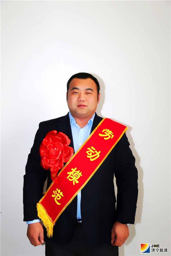 1、集團要聞：【勞模風采】提升服務做銷售，好煤賣出好價錢--朱家峁煤礦勞模李洋洋.jpg