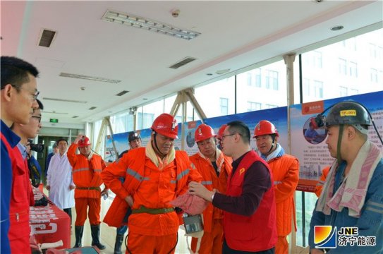 張廣宇現場查看安居煤礦《職業病防治法》宣傳周活動開展情況