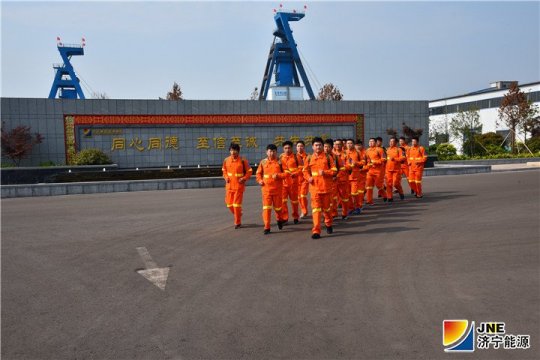 金源煤礦組織兼職救護隊開展野外拉練活動