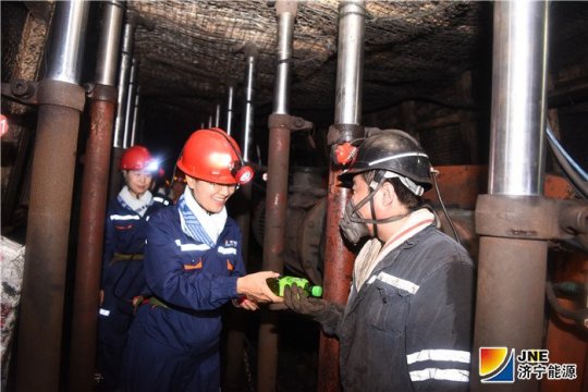 金橋煤礦女工、礦嫂下井看礦山新變化