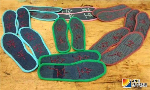 陽城煤電女工做鞋墊為千米井下職工傳遞關愛