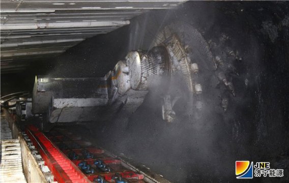 朱家峁煤礦1312智能化工作面機尾使用墊架裝置，一舉三得！