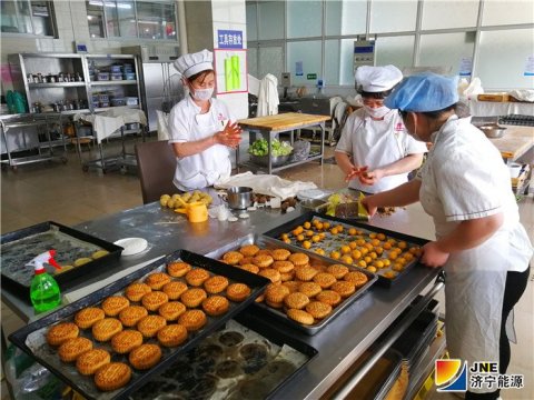 安居煤礦后勤食堂手工月餅深受職工青睞
