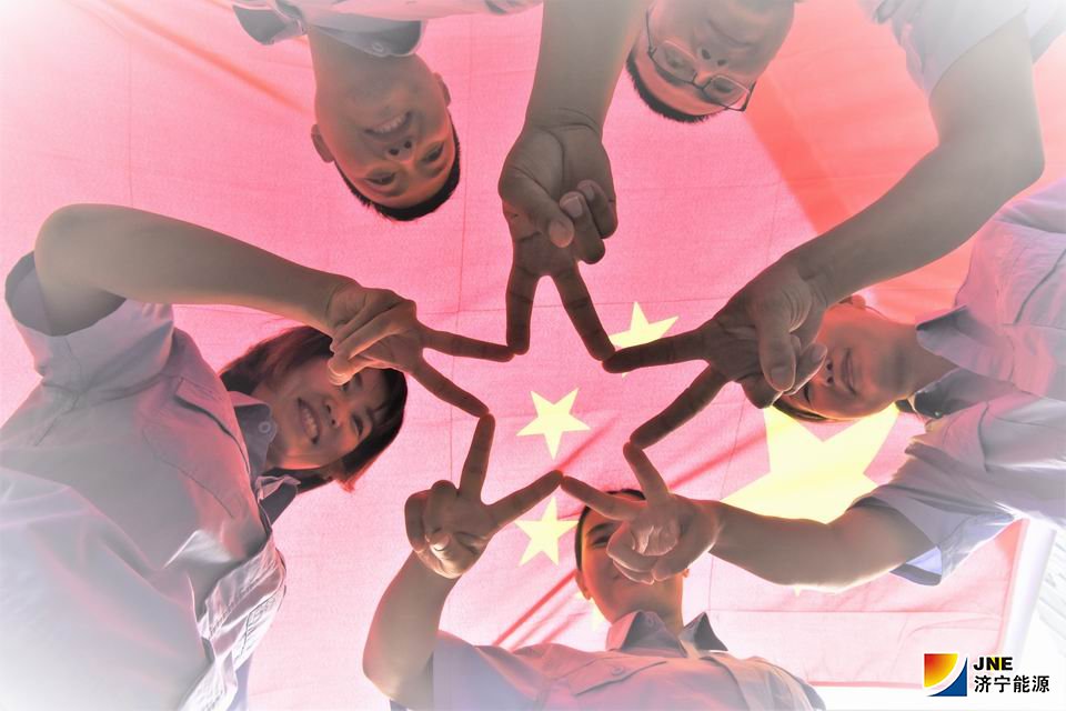 2019年9月29日，金橋煤礦在“不忘初心 牢記使命”主題教育中開展“我與國旗合個影”活動（王海峰 攝）.jpg