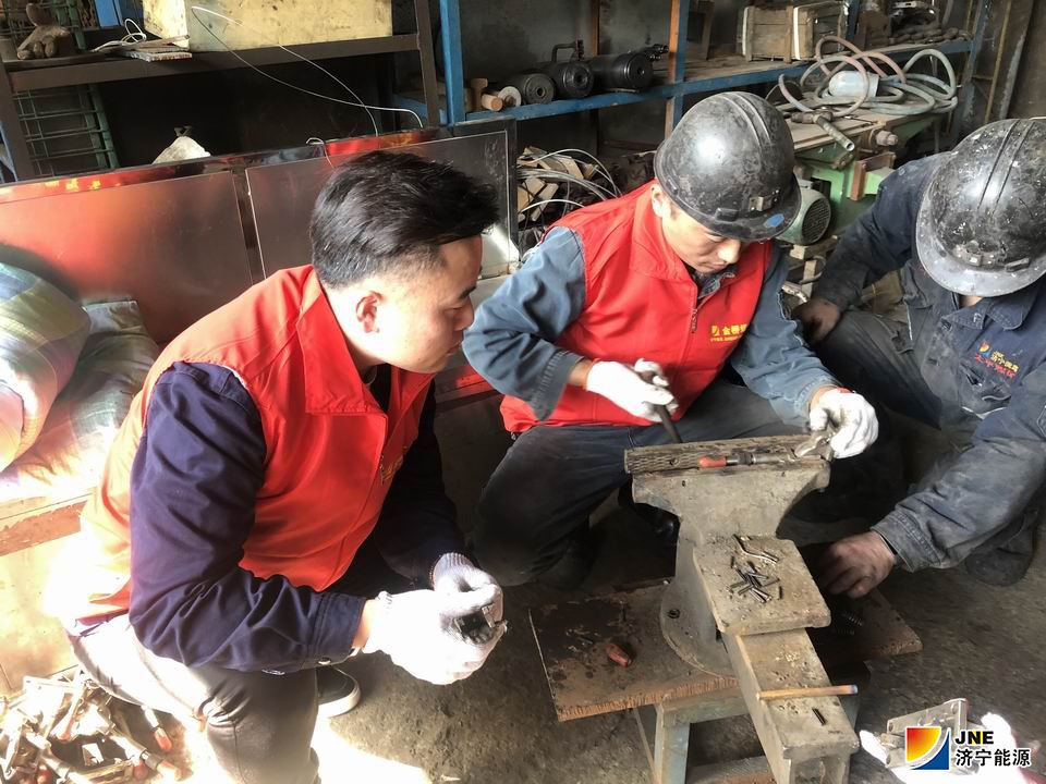 金橋煤礦綜采一區“淘寶”志愿活動，義務修理液壓支架操作手把 ().jpg