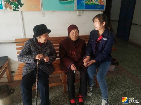 愛灑敬老院  情暖老人心  營銷黨支部組織黨員慰問養老院