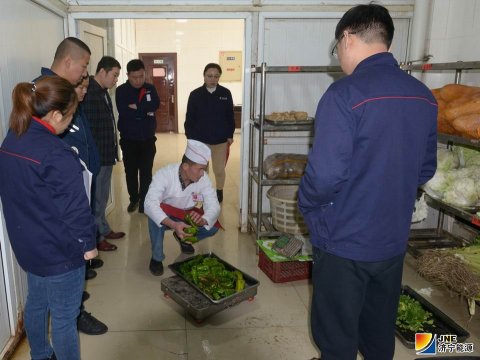 霄云煤礦讓職工“算明白賬、吃實惠飯”