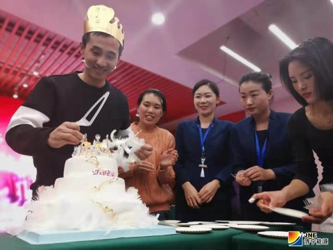 奮斗的日子里 愛讓我們一起成長