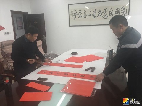 翰墨飄香添年味  運河煤礦舉行迎新春送春聯活動