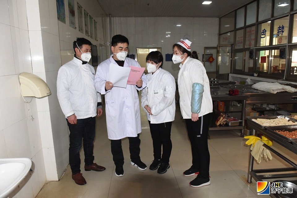 衛生所負責人張超為職工宣講防疫知識.jpg