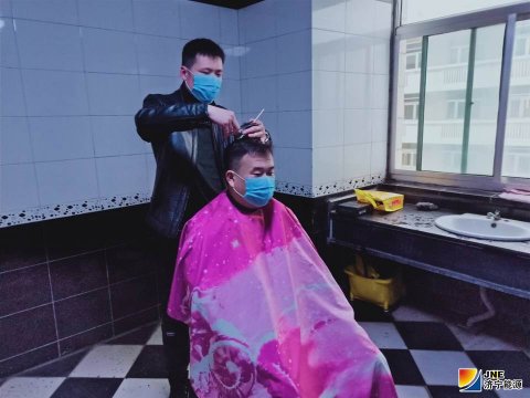疫情防控溫情不減 運河煤礦職工變身“理發師”