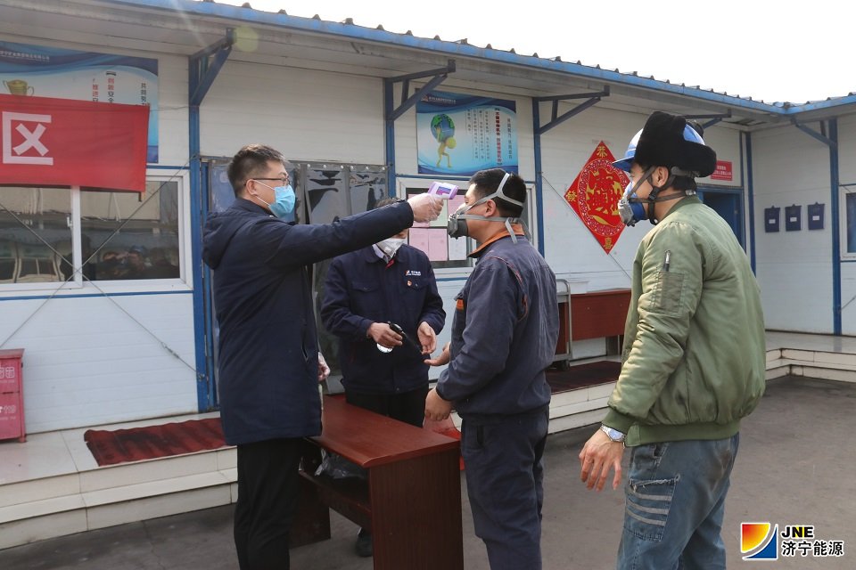 3內部職工餐廳門口測溫消毒。.JPG