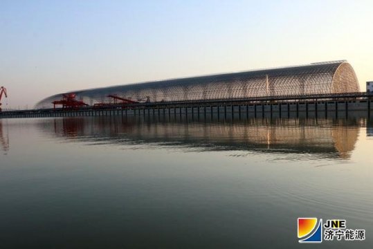 大眾日報：我國最大跨度鋼結構儲煤棚在濟礦物流建成，棚頂將建“光伏電廠”年發電超1000萬度