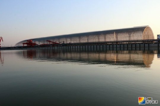 全國最大跨度鋼結構儲煤棚在濟礦物流誕生