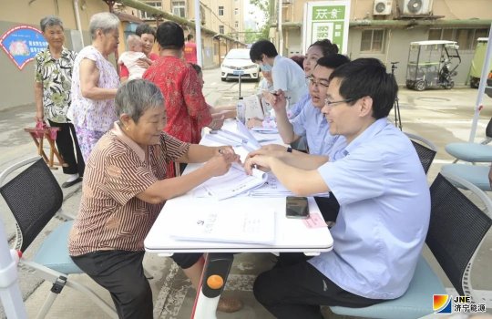 用心用情訪民意 集團公司深入開展“民意5來聽 健康進社區”活動