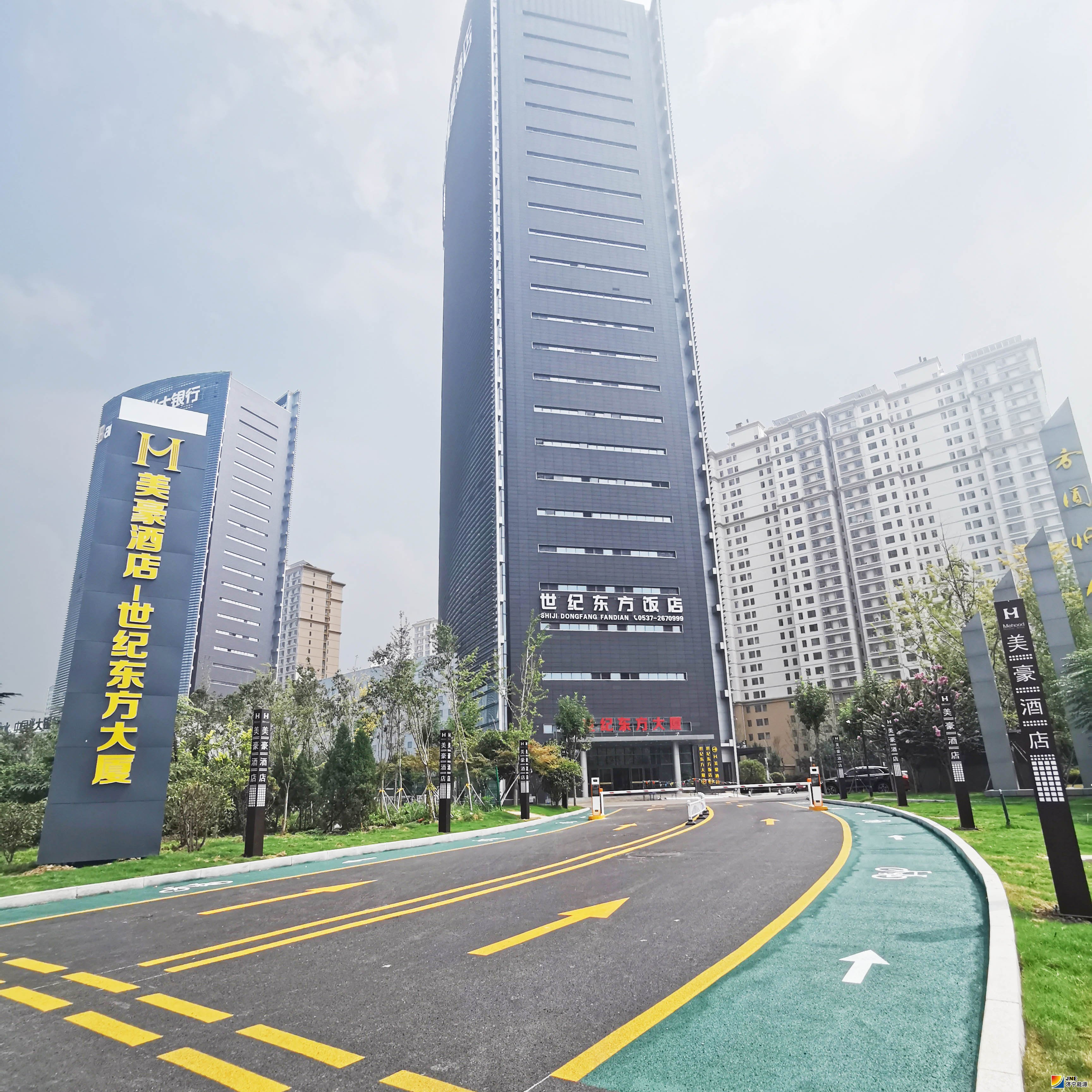圓中園公司：“白加黑”道路升級改造、助力世紀東方大廈提形象（王震）.jpg
